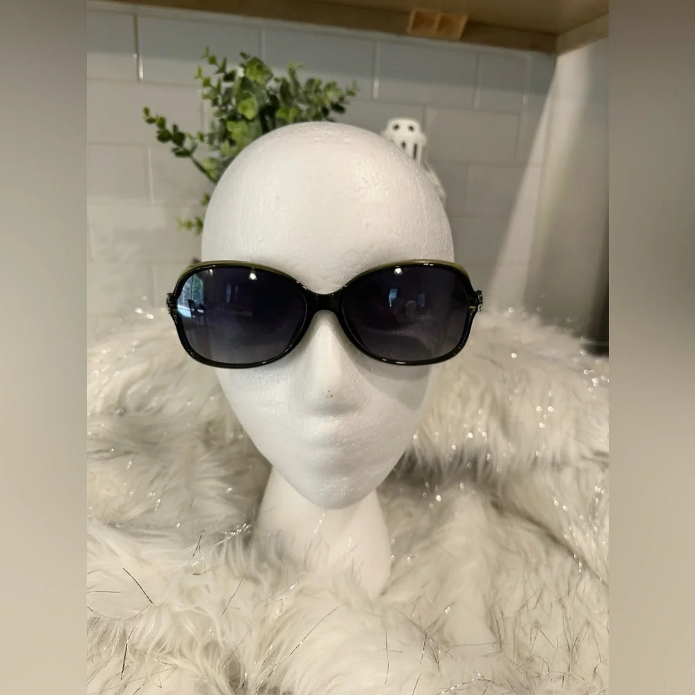 Anti glare and UV protected luxury sunglasses